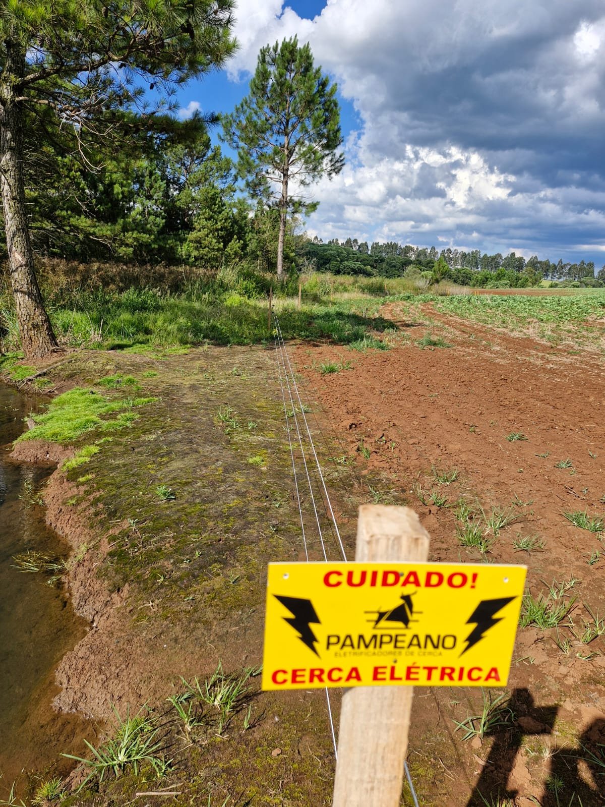 Cerca elétrica rural instalada com sinalização Pampeano