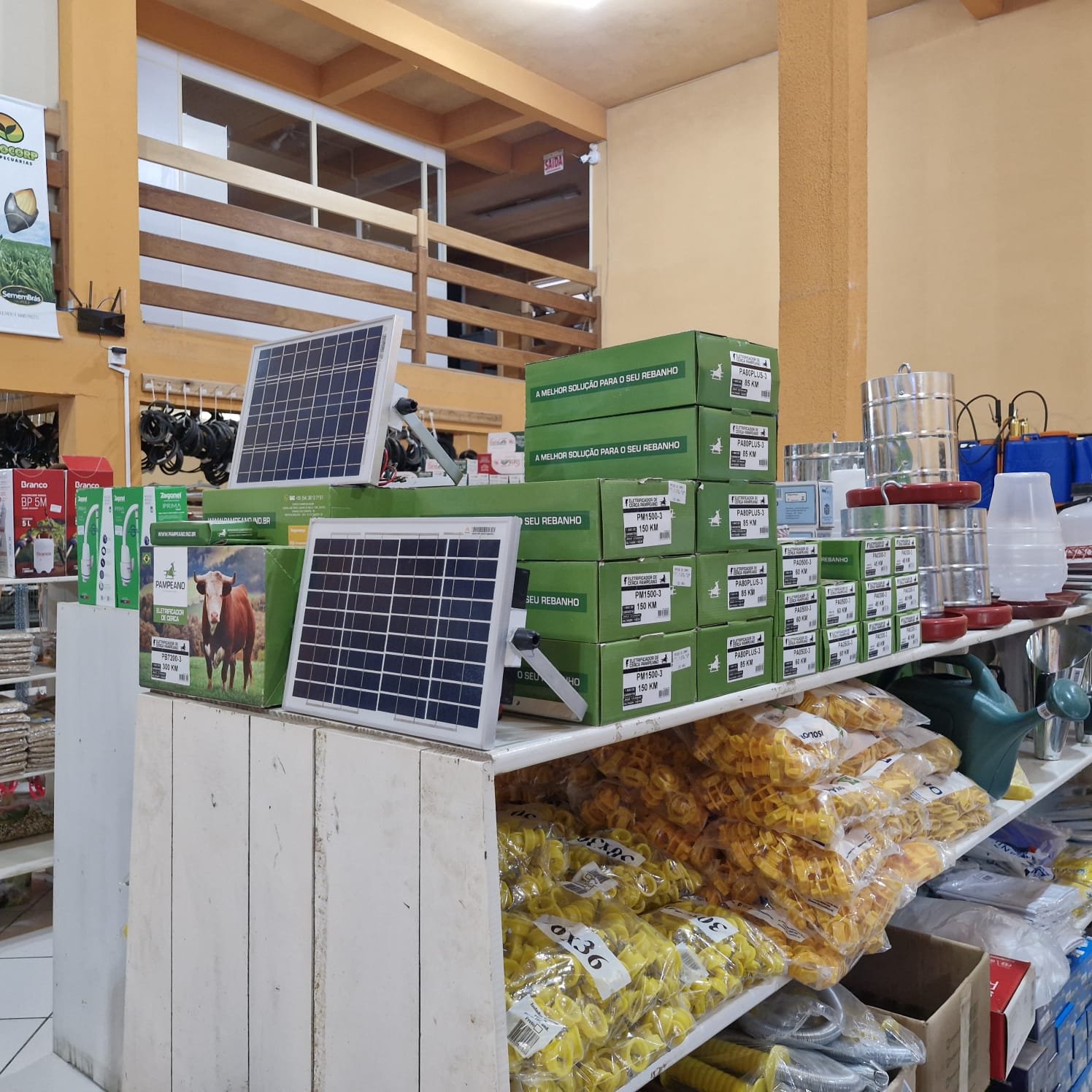 Eletrificadores solares Pampeano com painel fotovoltaico em loja agropecuária