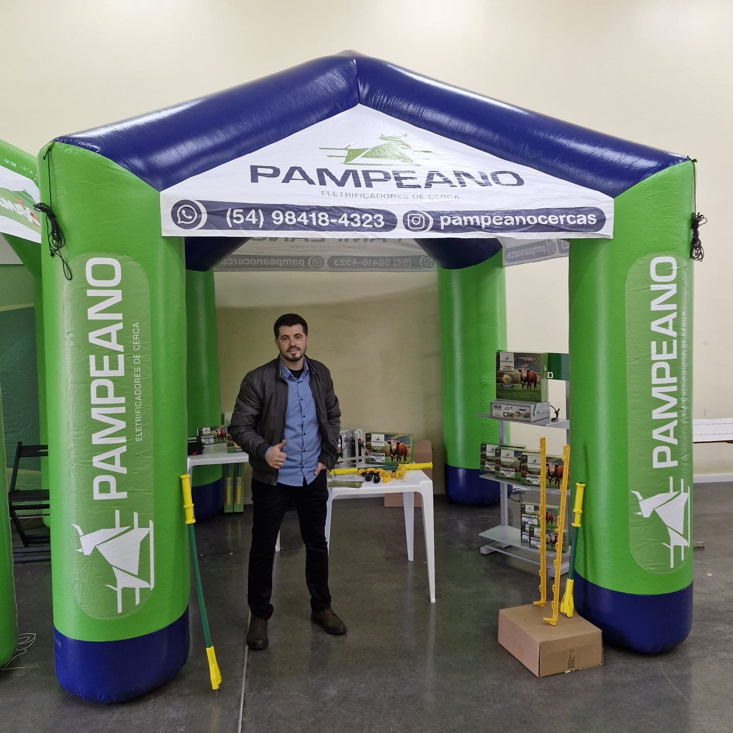Representante Bombana em stand Pampeano numa feira agropecuária