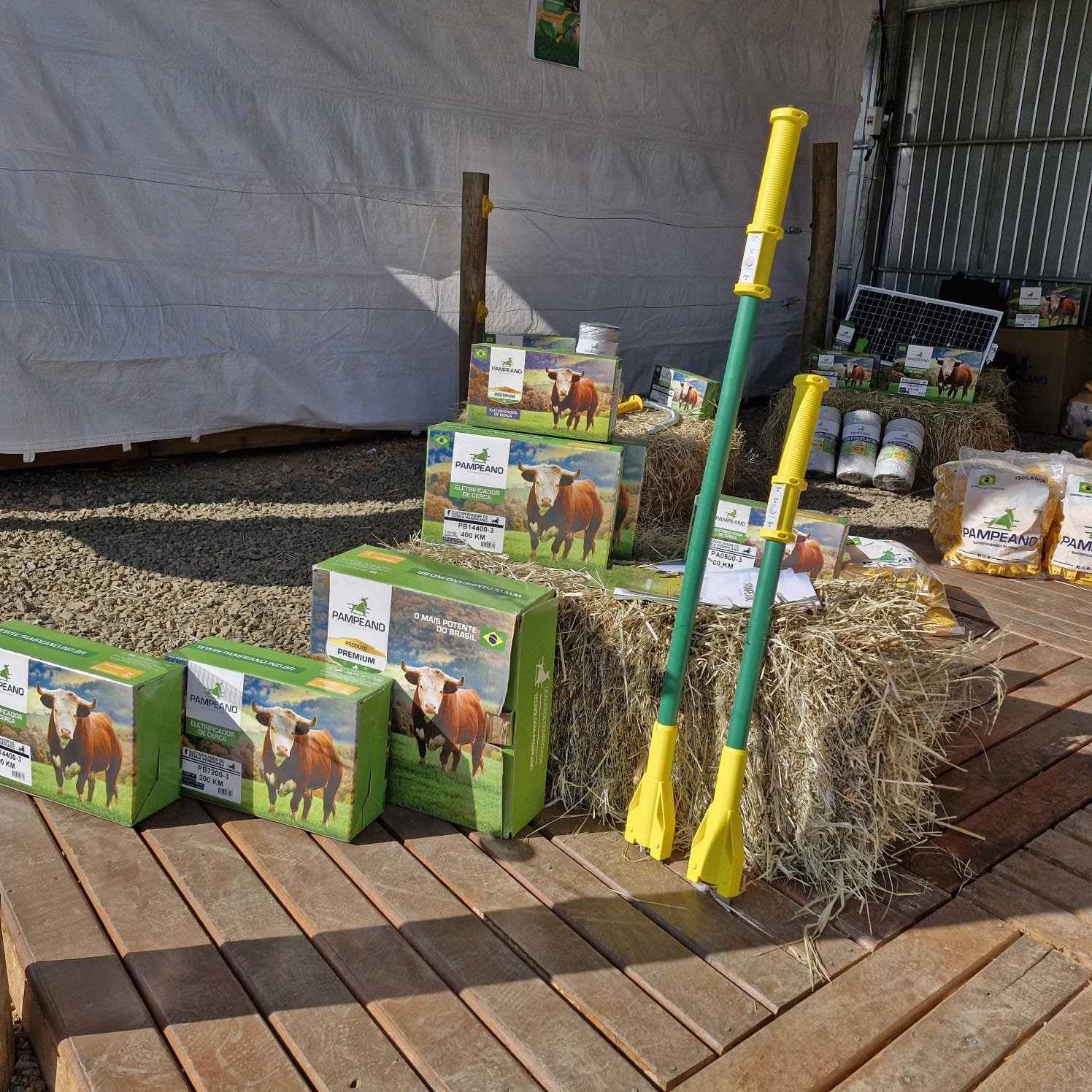 Produtos Pampeano expostos em evento agropecuário — eletrificadores e ferrão de choque